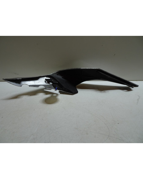 Yamaha R1, bakre sidokåpa höger