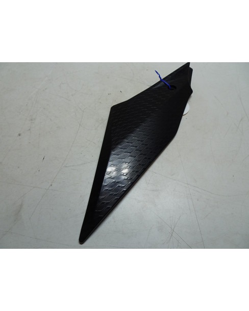 Yamaha R1, tankskydd höger 2