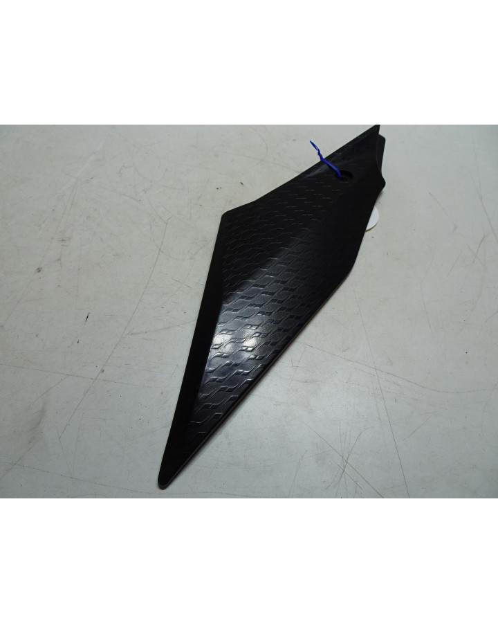 Yamaha R1, tankskydd höger