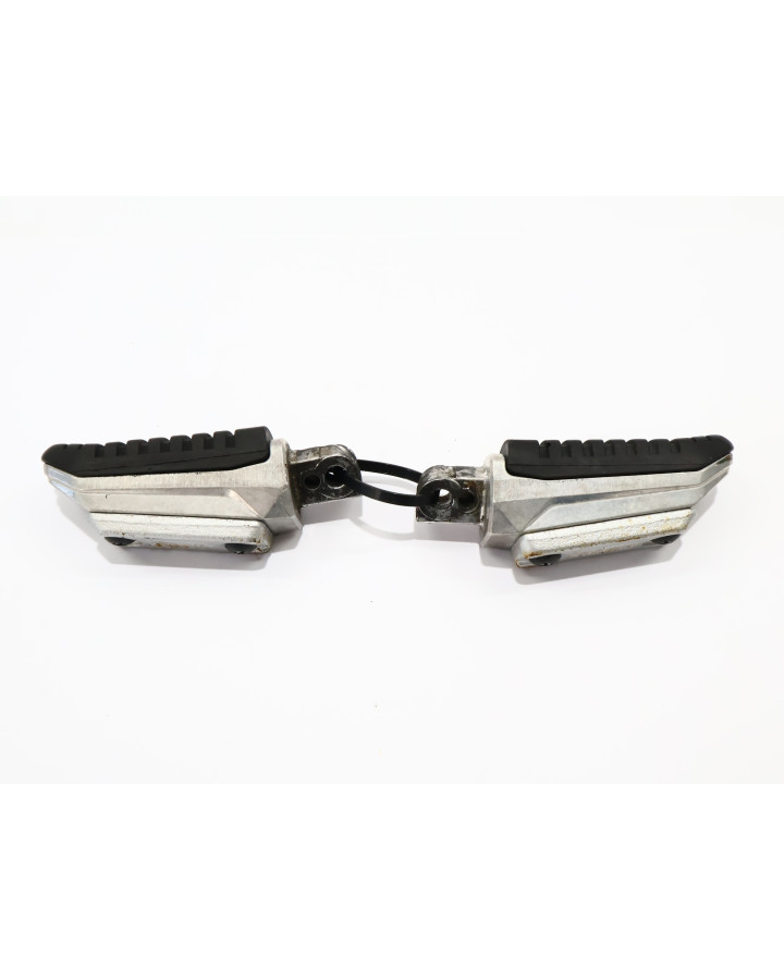 Suzuki GSF 1250S Bandit, passagerarfotpinne (par)