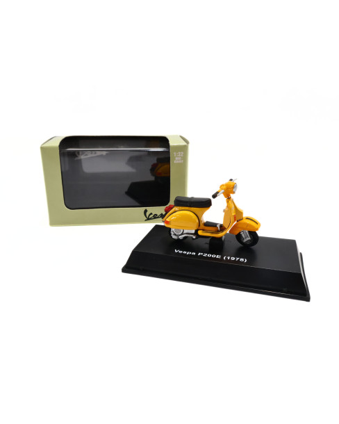 Vespa P200E 1978, New-Ray 1:32 modellfordon