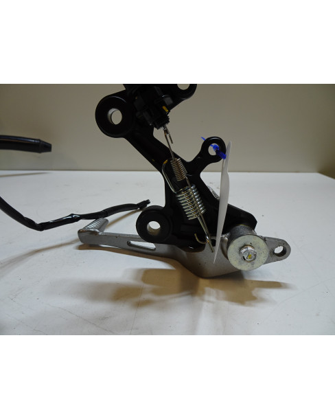Kawasaki ZX10R, fotpinne vänster komplett 2