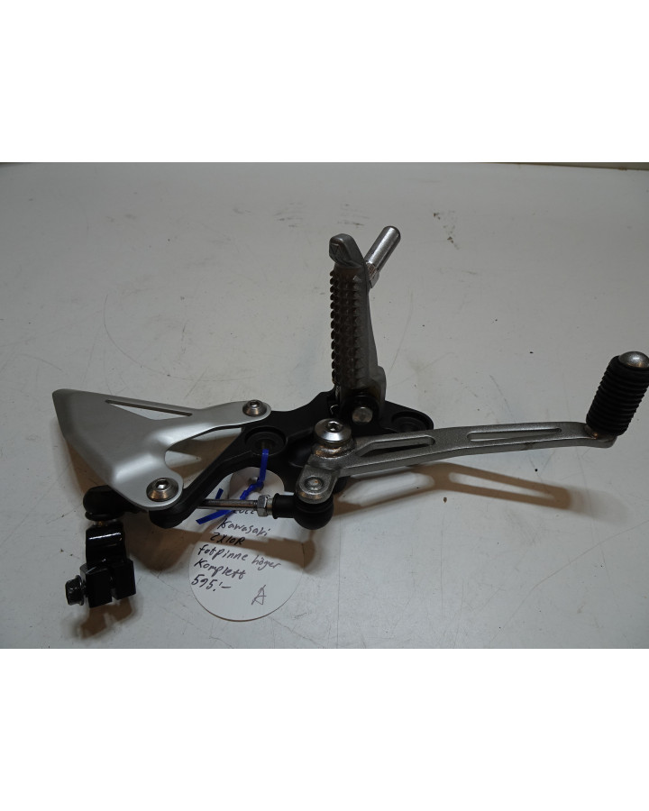 Kawasaki ZX10R, fotpinne höger komplett
