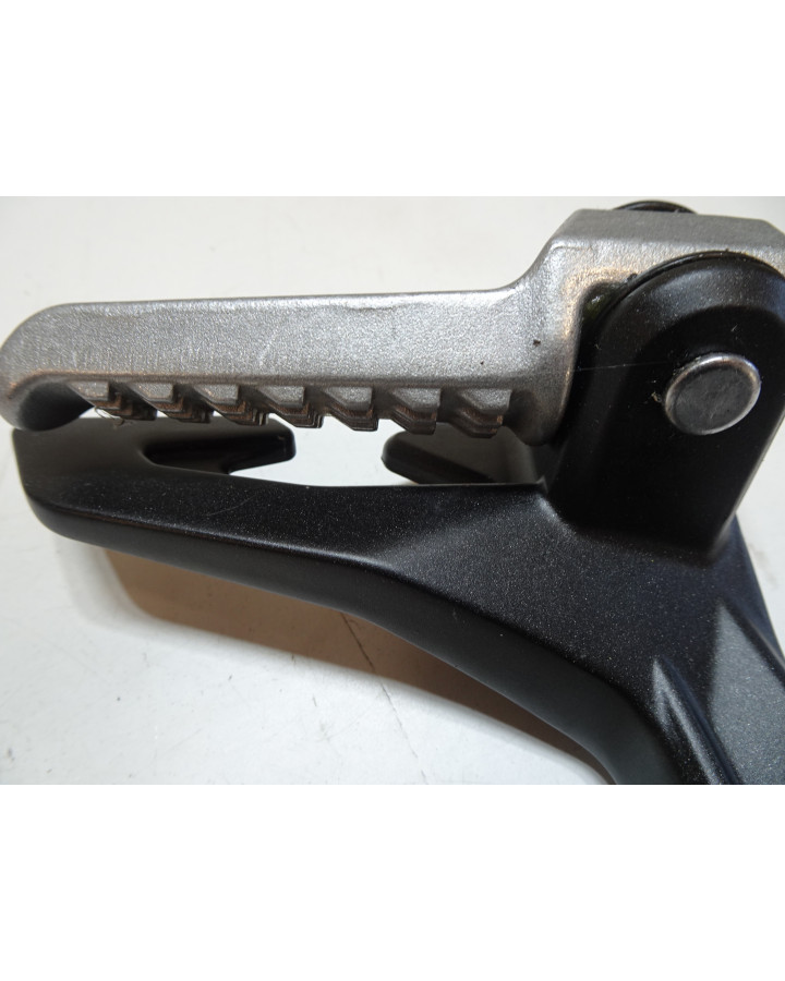 Kawasaki Ninja 400, passagerarfotpinne vänster...