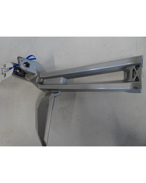 Yamaha YZF-R125, fäste passagerarfotpinne vänster