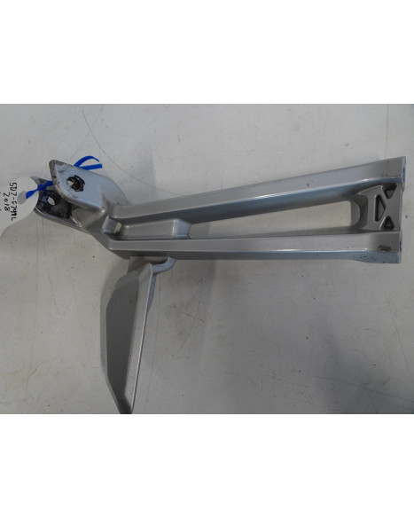 Yamaha YZF-R125, fäste passagerarfotpinne vänster