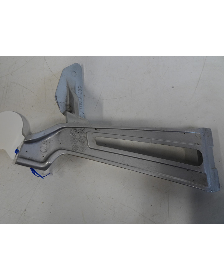 Yamaha YZF-R125, fäste passagerarfotpinne vänster