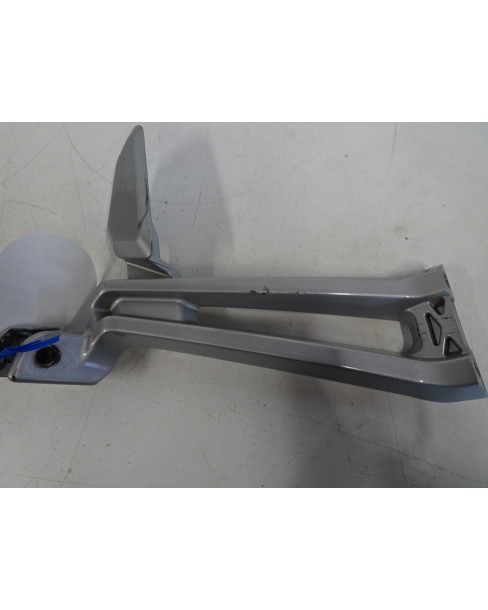 Yamaha YZF-R125, fäste passagerarfotpinne höger