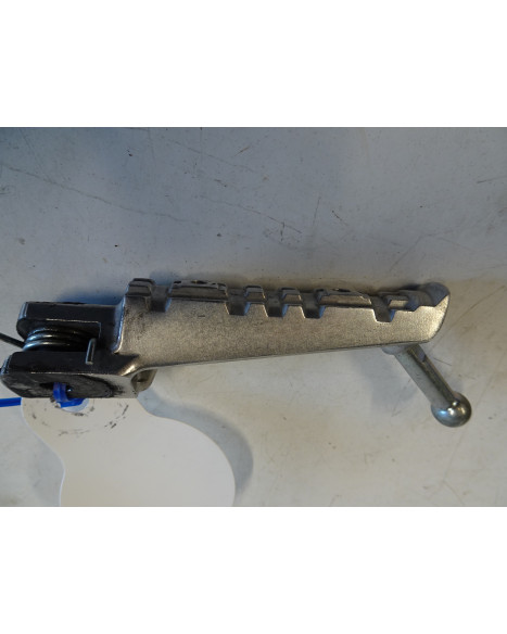 Yamaha YZF-R125, fotpinne höger