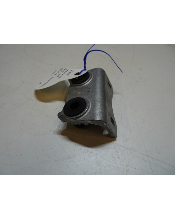 Yamaha MT-09, bakre tankfäste