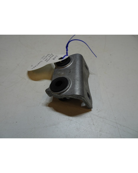 Yamaha MT-09, bakre tankfäste