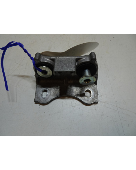 Yamaha MT-09, bakre tankfäste