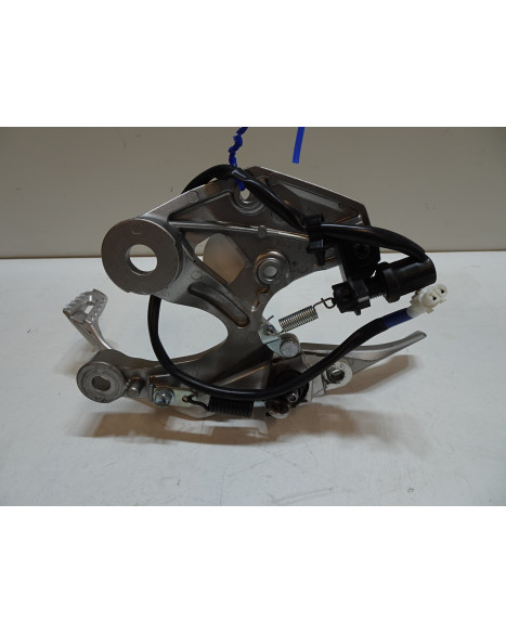 Yamaha MT-09, fotpinne höger komplett