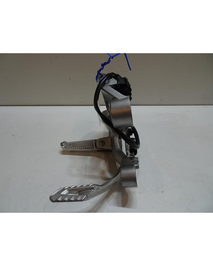 Yamaha MT-09, fotpinne höger komplett