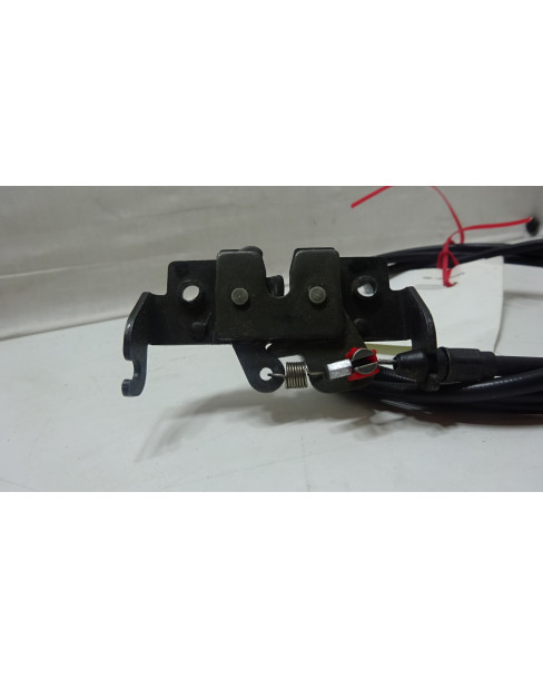 Aprilia SR50, sadellås med vajer 2