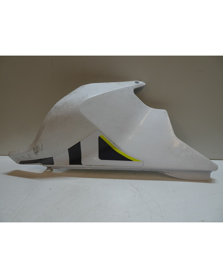 Husqvarna 701, bakre sidokåpa vänster