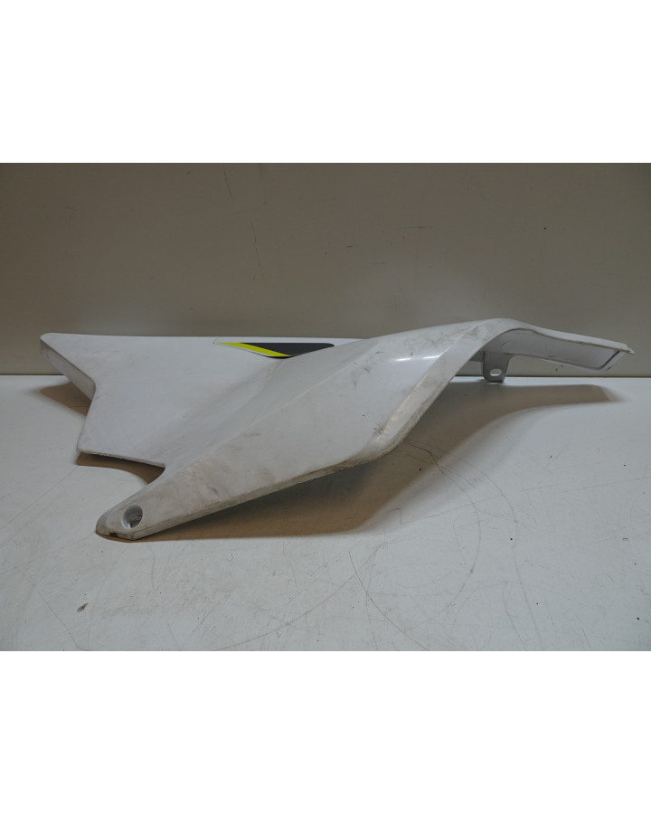 Husqvarna 701, bakre sidokåpa vänster