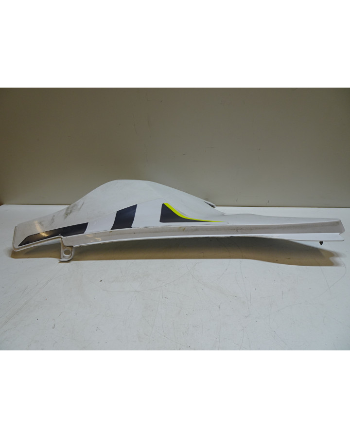 Husqvarna 701, bakre sidokåpa vänster