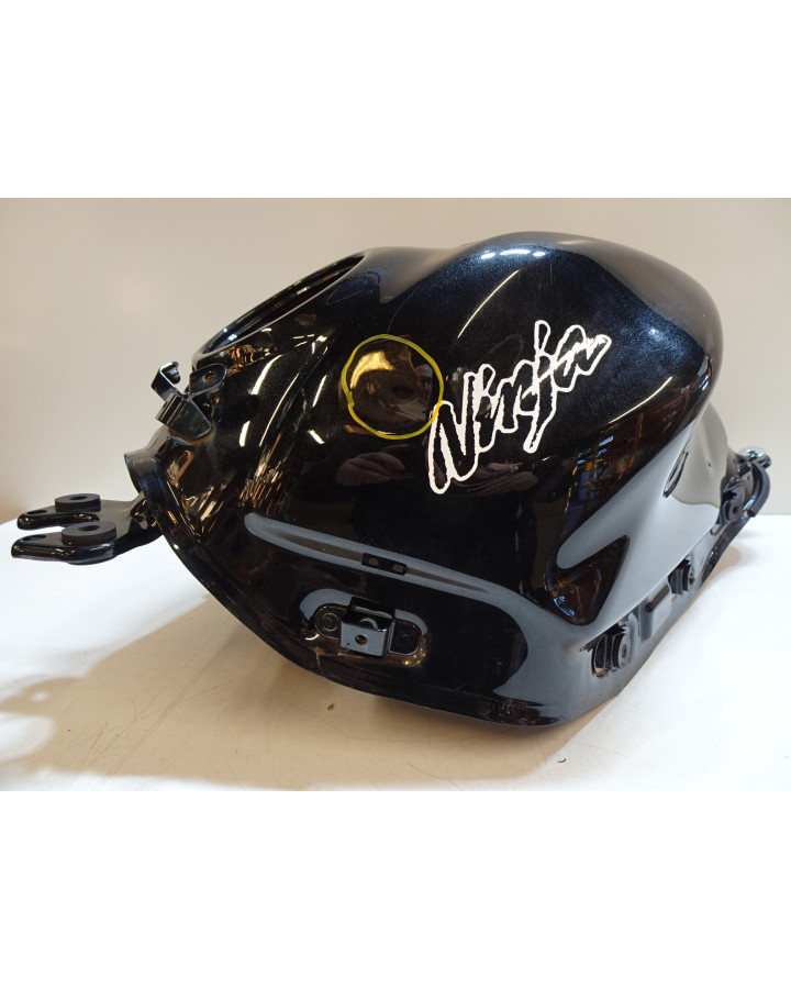 Kawasaki Ninja 650, bränsletank