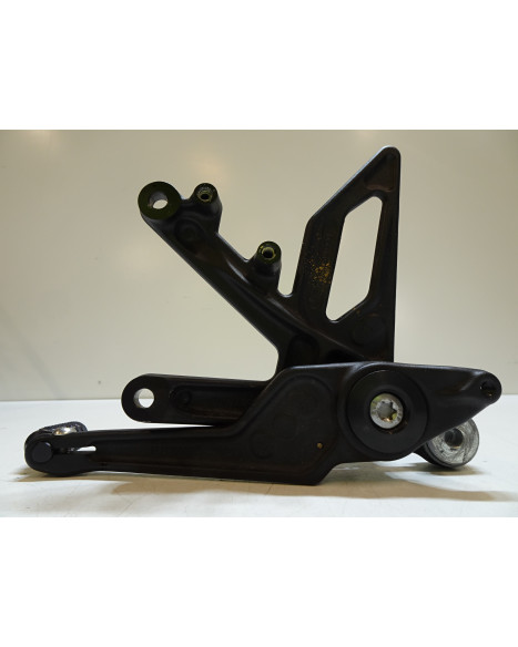 KTM 1290 Super Duke R, fotpinne höger komplett