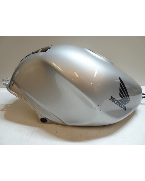 Honda VFR750, bränsletank 2