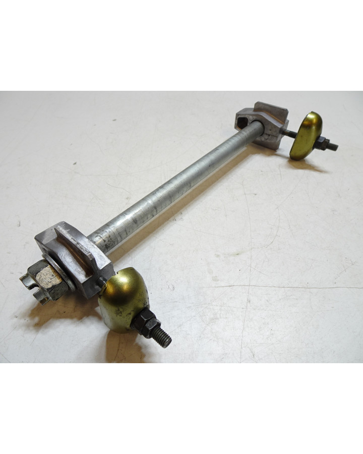 Kawasaki ER-6N, hjulaxel inkl kedjespännare