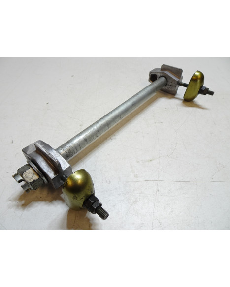 Kawasaki ER-6N, hjulaxel inkl kedjespännare