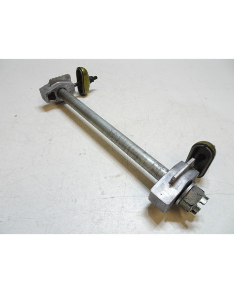 Kawasaki ER-6N, hjulaxel inkl kedjespännare