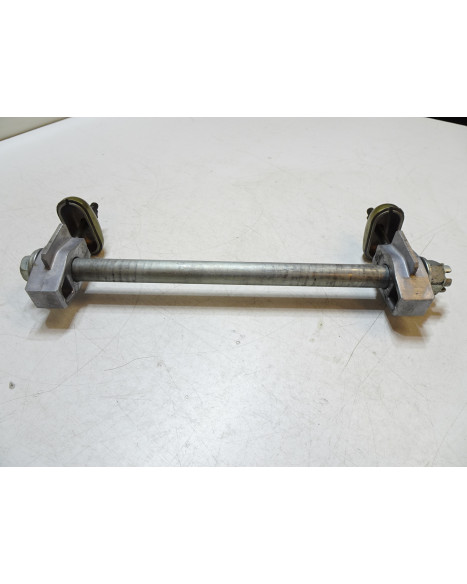 Kawasaki ER-6N, hjulaxel inkl kedjespännare