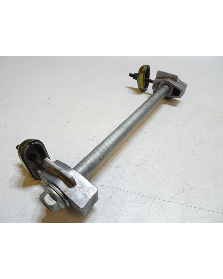 Kawasaki ER-6N, hjulaxel inkl kedjespännare