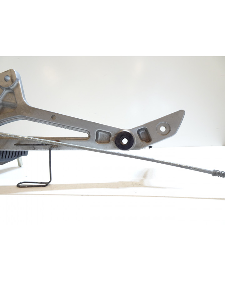 Kawasaki ER-5, fäste fotpinnar höger