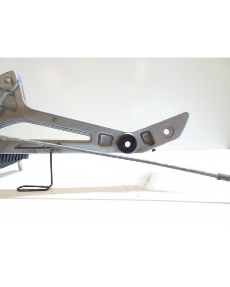 Kawasaki ER-5, fäste fotpinnar höger