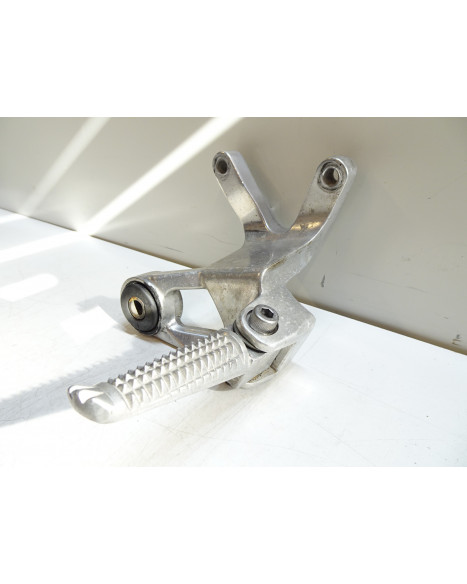 Yamaha YZF1000R Thunderace, passagerarfotpinne höger komplett