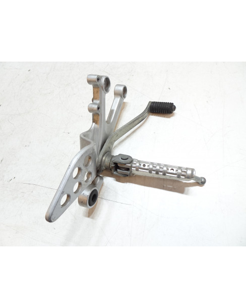 Yamaha YZF-R125, fotpinne höger komplett