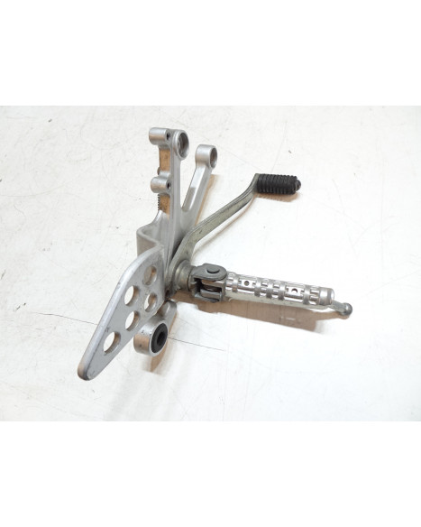 Yamaha YZF-R125, fotpinne höger komplett