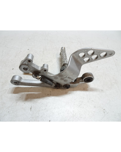 Yamaha YZF-R125, fotpinne höger komplett 2