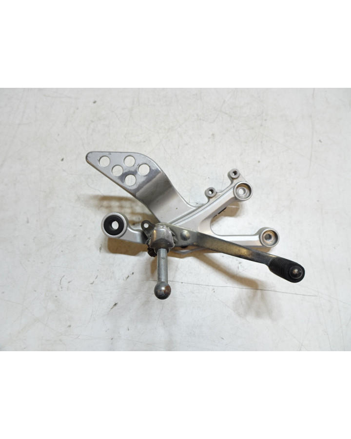 Yamaha YZF-R125, fotpinne höger komplett