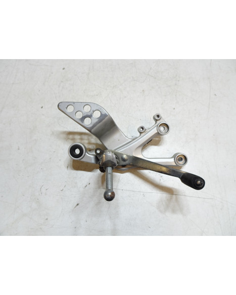 Yamaha YZF-R125, fotpinne höger komplett