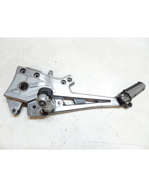 Kawasaki GPZ 750R, fäste fotpinnar vänster