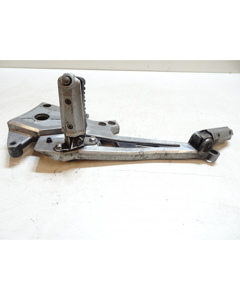 Kawasaki GPZ 750R, fäste fotpinnar vänster