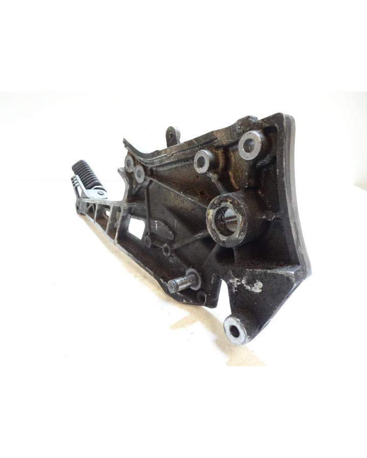 Kawasaki GPZ 750R, fäste fotpinnar vänster