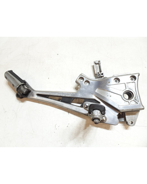 Kawasaki GPZ 750R, fäste fotpinnar höger