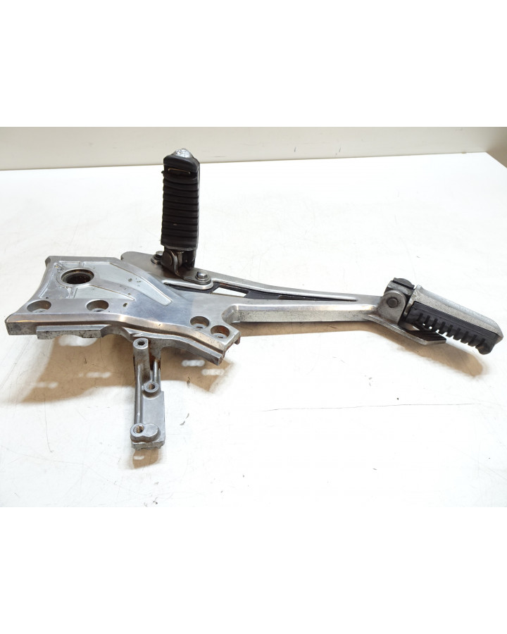 Kawasaki GPZ 750R, fäste fotpinnar höger