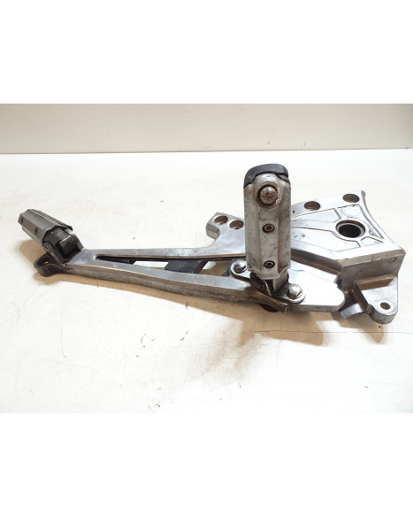 Kawasaki GPZ 750R, fäste fotpinnar höger