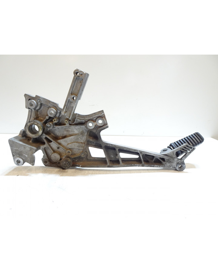 Kawasaki GPZ 750R, fäste fotpinnar höger