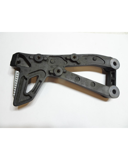 Yamaha Tracer 900, passagerarfotpinne höger komplett 2