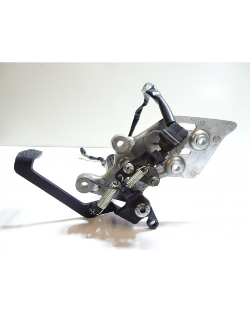 Yamaha Tracer 900, fotpinne höger komplett 2