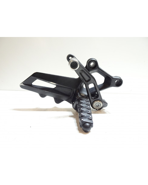 KTM 1290 Super Duke GT, fotpinne höger komplett 2