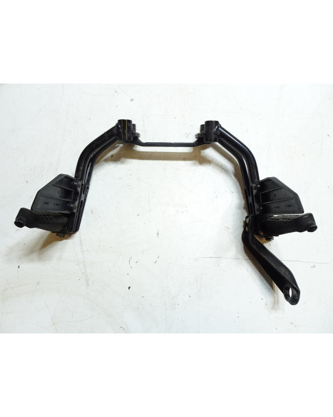 KTM 125 Duke, passagerarfotpinne komplett (par)