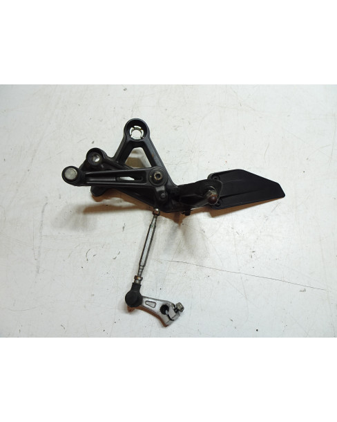 KTM 125 Duke, fotpinne vänster komplett 2